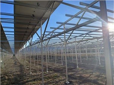 Екологічно чиста стелажна система сонячної ферми